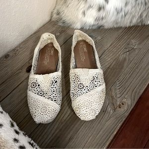 Toms Cream Color Lace Slip On Flat Loafer Sneaker Bridal Wedding Shoes Sz 7